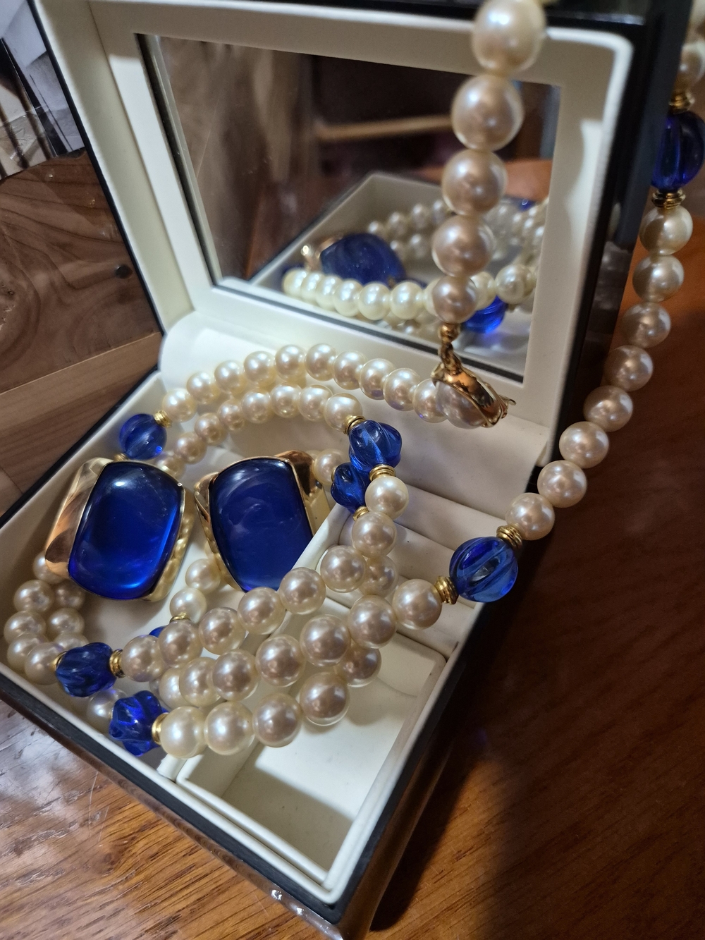 GORGEOUS!! Carolee Pearl Necklace with Deep Blue Carbochon Set